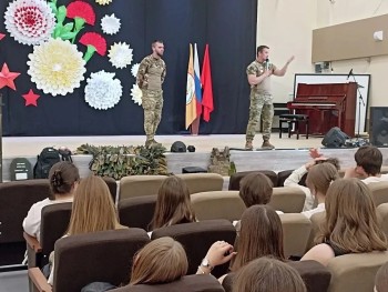 В школе №154 прошла особенная встреча — к школьникам пришли ветераны специальной военной операции