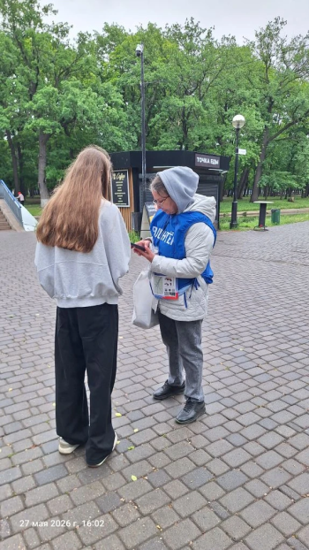 Наши волонтёры продолжают работу в любую погоду, чтобы помочь вам принять участие в рейтинговом голосовании