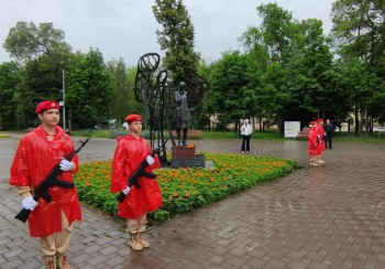 Сегодня у стелы памяти жителям посёлка Яблонька и в сквере «Родина» время застыло в тишине
